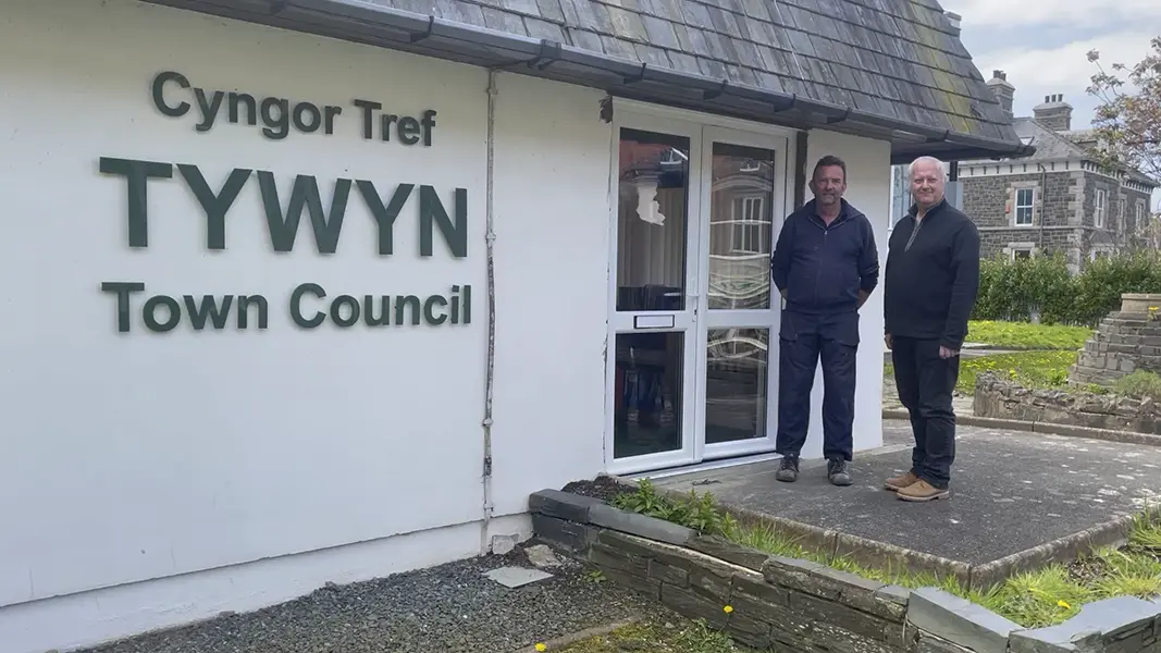 Chris from Middleton Glass Ltd., discussing access issues with Tywyn Council